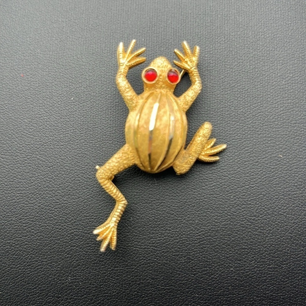 Vintage gold tone textured froggy frog pin brooch red eyes - Picture 4 of 11